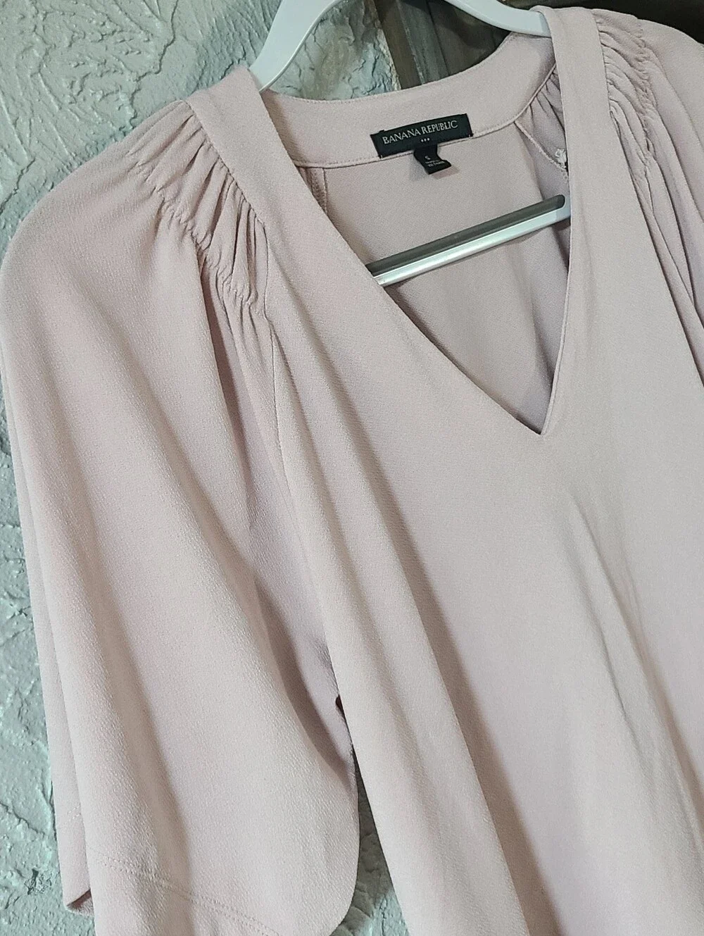 Banana Republic Smocked Crepe Top Pink - Size Small